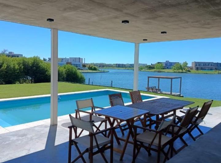 Casa · 165m² · 5 Ambientes · 3 Cocheras
