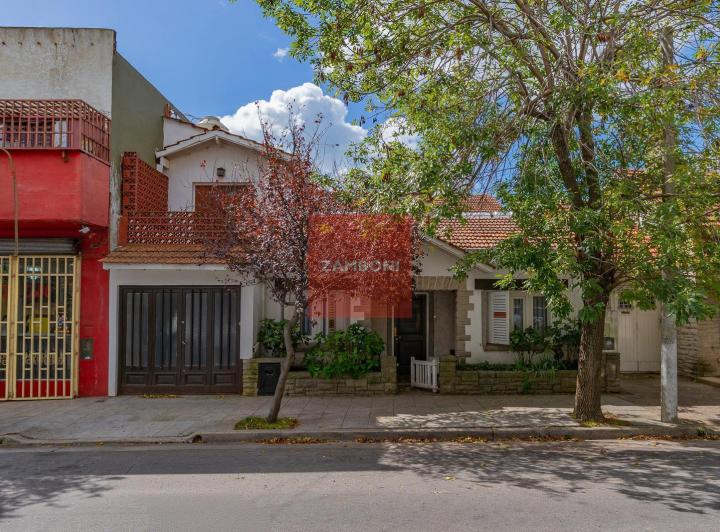 Casa · 242m² · 6 Ambientes · 1 Cochera