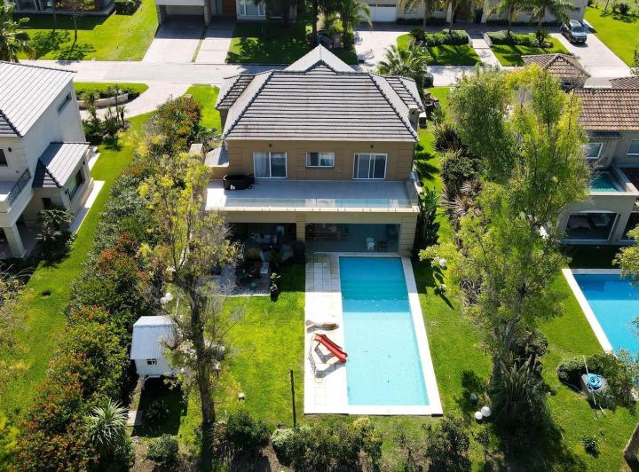 Casa · 297m² · 5 Ambientes · 6 Cocheras