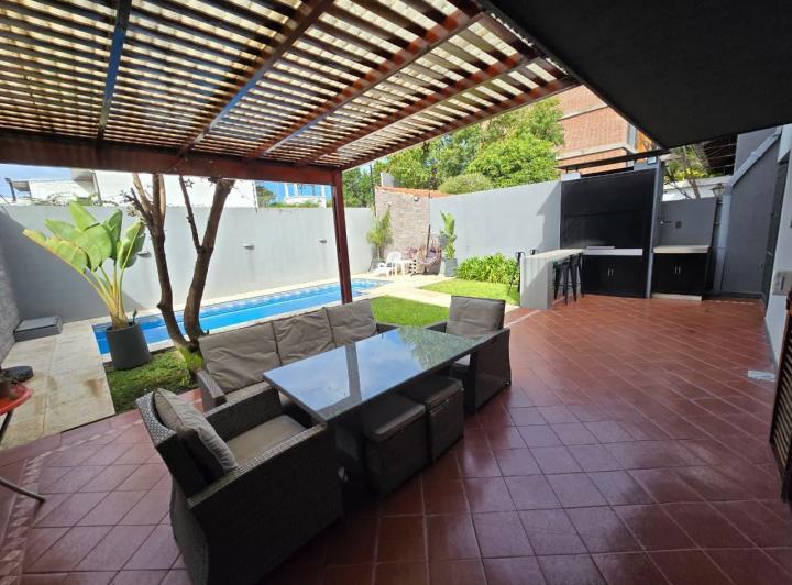 Casa · 162m² · 4 Ambientes · 2 Cocheras