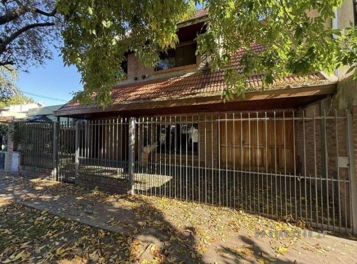 Casa · 220m² · 6 Ambientes · 1 Cochera