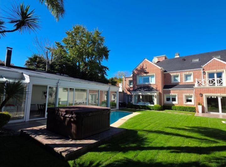 Casa · 490m² · 6 Ambientes · 5 Cocheras