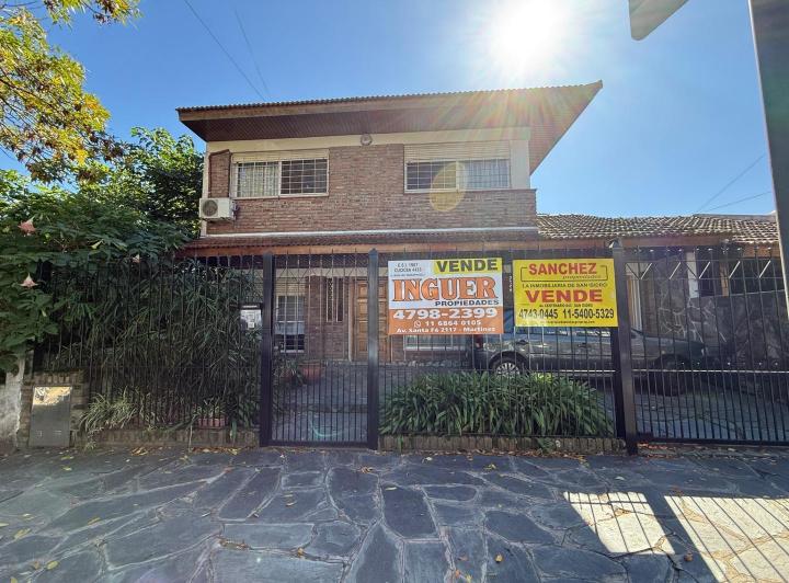Casa · 220m² · 5 Ambientes · 2 Cocheras