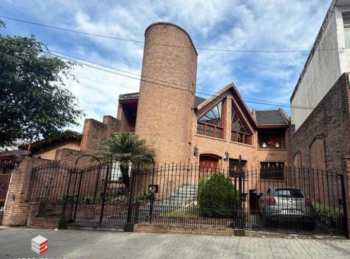 Casa · 378m² · 6 Ambientes · 4 Cocheras