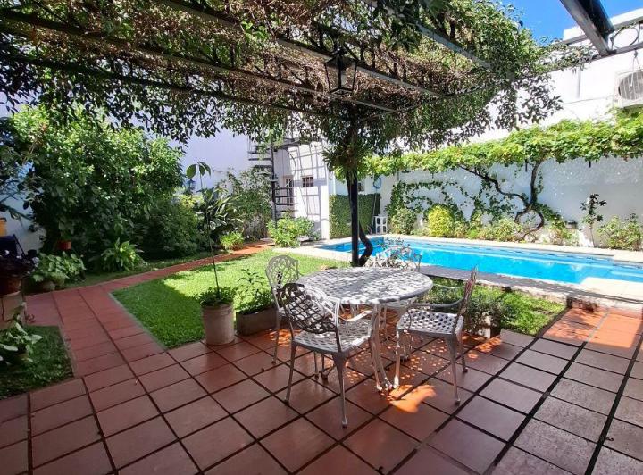 Casa · 210m² · 6 Ambientes · 3 Cocheras