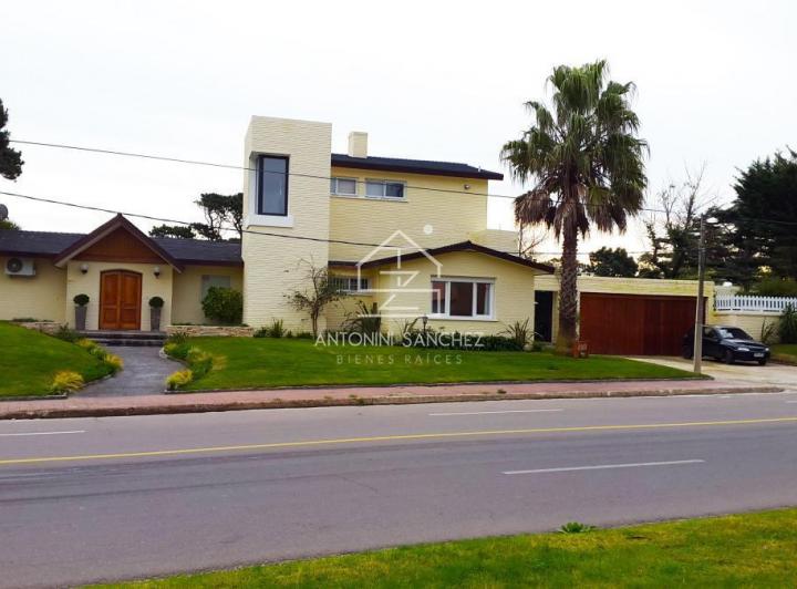 Casa · 1200m² · 5 Ambientes · 1 Cochera