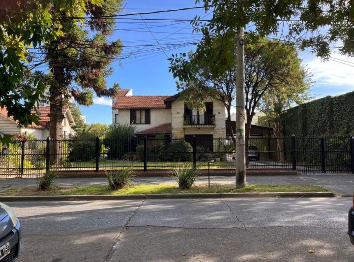 Casa · 500m² · 10 Ambientes · 6 Cocheras