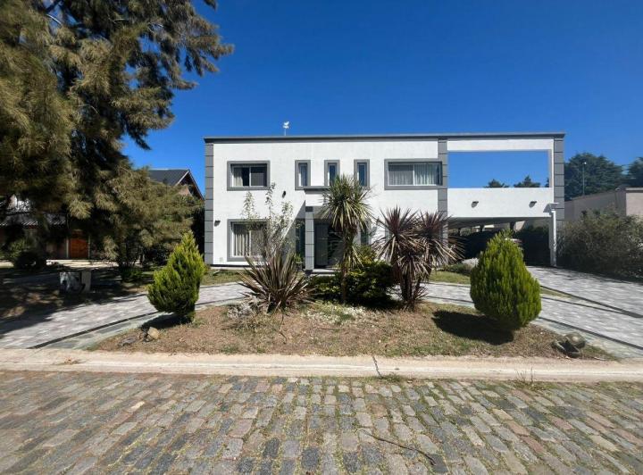 Casa · 495m² · 7 Ambientes · 3 Cocheras