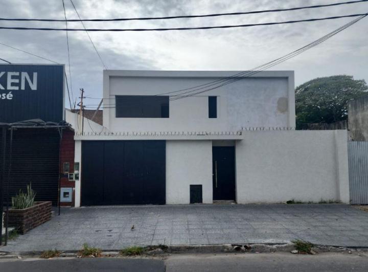 Casa · 225m² · 5 Ambientes · 2 Cocheras