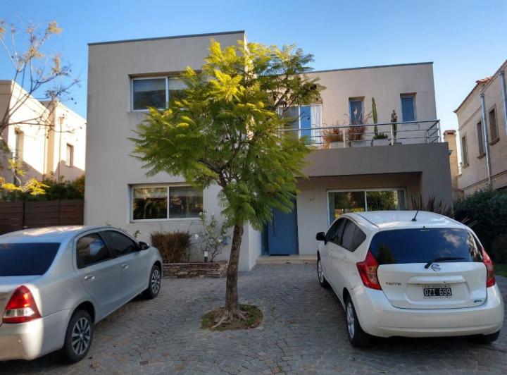 Casa · 211m² · 7 Ambientes · 2 Cocheras