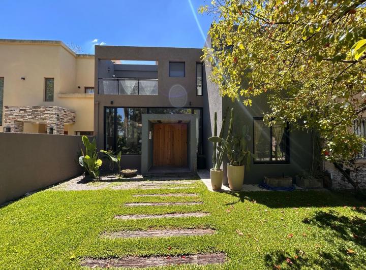 Casa · 196m² · 4 Ambientes · 2 Cocheras