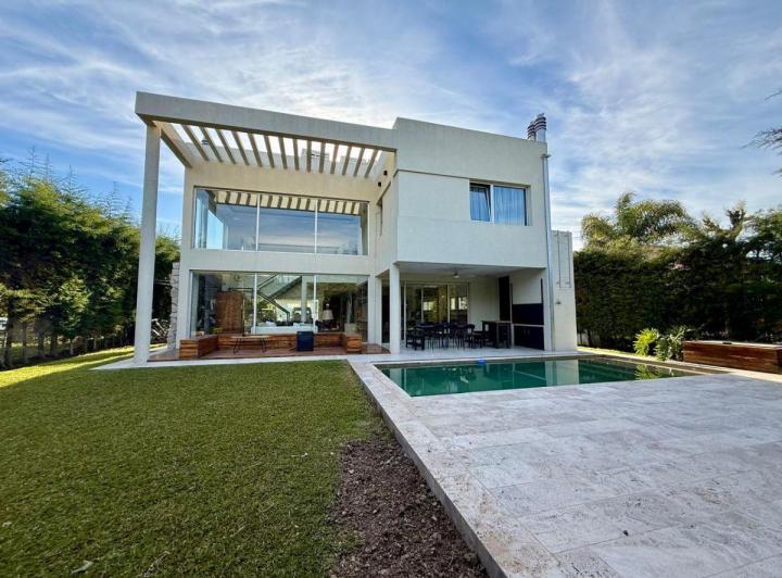 Casa · 300m² · 6 Ambientes · 2 Cocheras