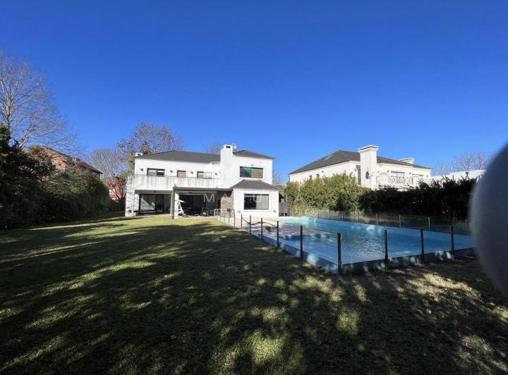 Casa · 400m² · 6 Ambientes · 2 Cocheras