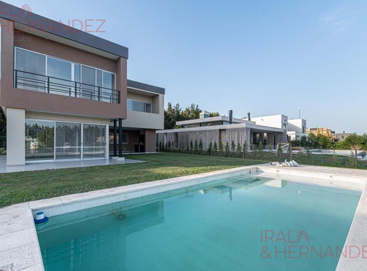 Casa · 500m² · 6 Ambientes · 2 Cocheras