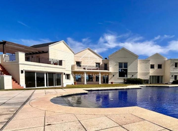 Casa · 7000m² · 6 Ambientes · 1 Cochera