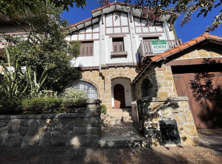 Casa · 280m² · 6 Ambientes · 2 Cocheras
