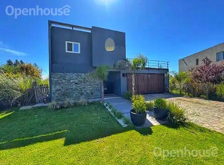 Casa · 260m² · 5 Ambientes · 2 Cocheras