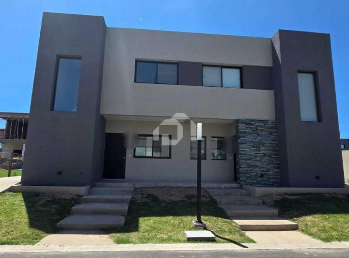Casa · 121m² · 4 Ambientes · 2 Cocheras