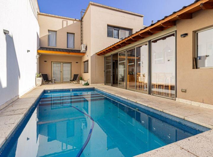 Casa · 260m² · 4 Ambientes · 1 Cochera