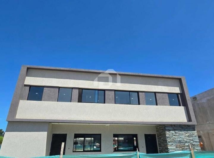 Casa · 121m² · 4 Ambientes · 2 Cocheras