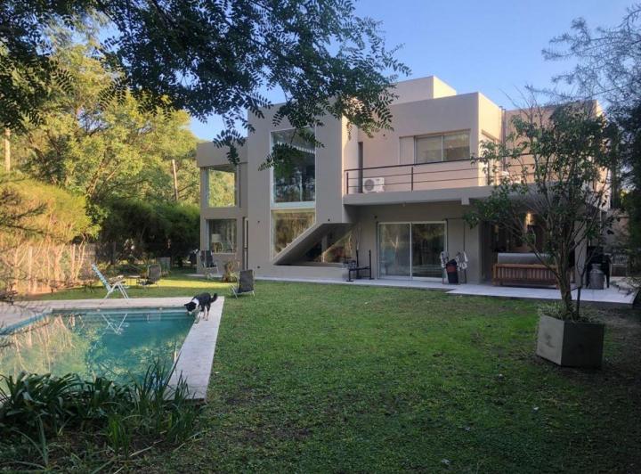 Casa · 350m² · 8 Ambientes · 4 Cocheras