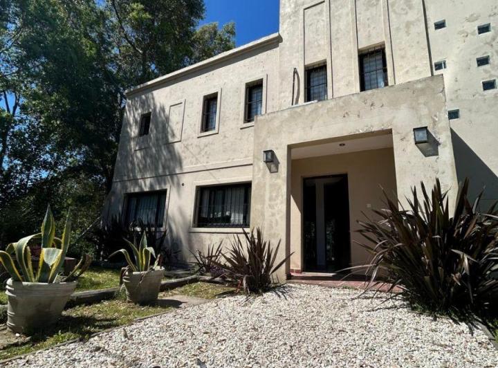 Casa · 144m² · 4 Ambientes · 1 Cochera
