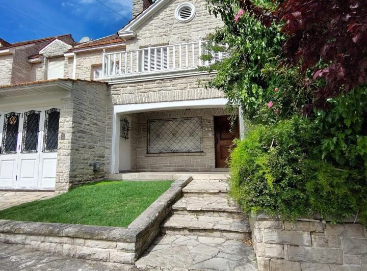 Casa · 330m² · 7 Ambientes · 1 Cochera