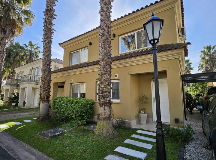 Casa · 85m² · 3 Ambientes · 2 Cocheras
