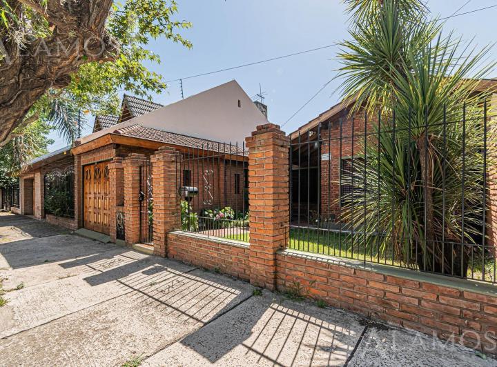 Casa · 120m² · 4 Ambientes · 4 Cocheras