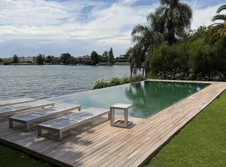 Casa · 500m² · 8 Ambientes · 4 Cocheras