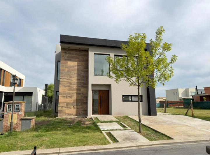 Casa · 165m² · 5 Ambientes · 3 Cocheras