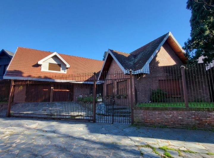 Casa · 450m² · 6 Ambientes · 5 Cocheras
