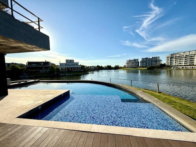 Casa · 537m² · 5 Ambientes · 4 Cocheras