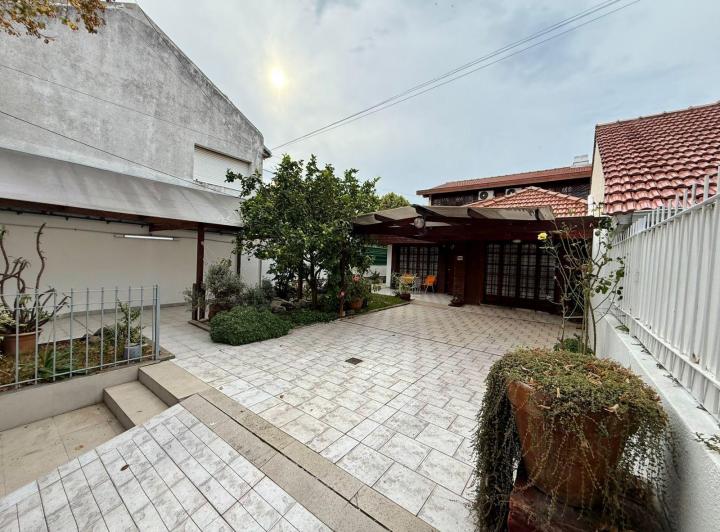Casa · 290m² · 6 Ambientes · 2 Cocheras