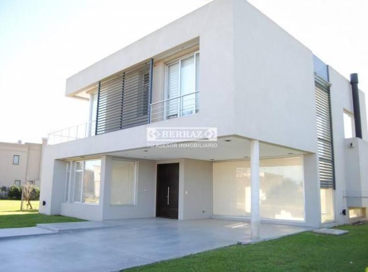 Casa · 216m² · 4 Ambientes · 2 Cocheras