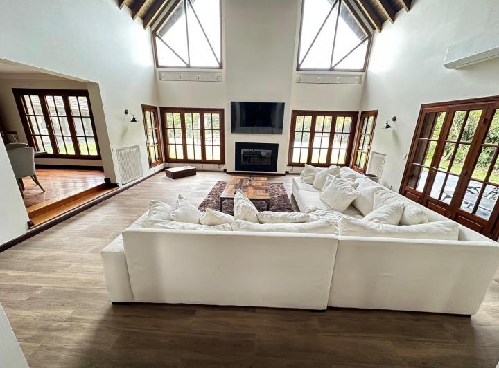 Casa · 420m² · 5 Ambientes · 4 Cocheras