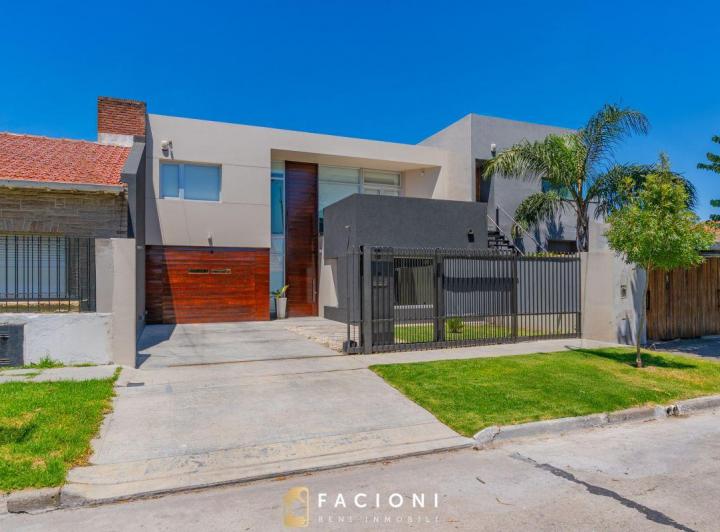Casa · 240m² · 5 Ambientes · 1 Cochera