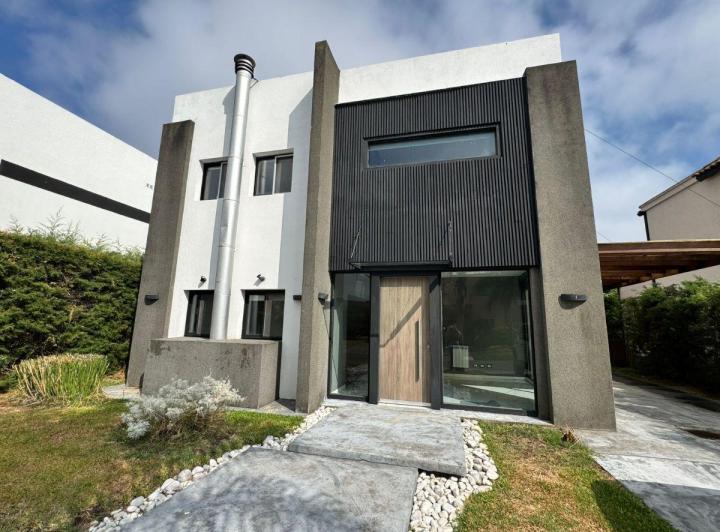 Casa · 330m² · 5 Ambientes · 1 Cochera