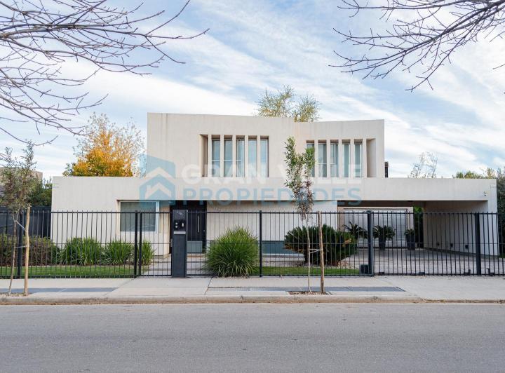 Casa · 405m² · 4 Dormitorios · 4 Cocheras