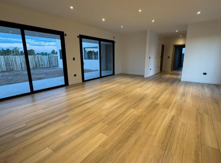 Casa · 212m² · 5 Ambientes · 2 Cocheras