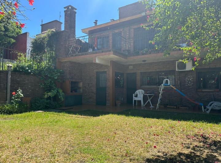 Casa · 220m² · 6 Ambientes · 1 Cochera