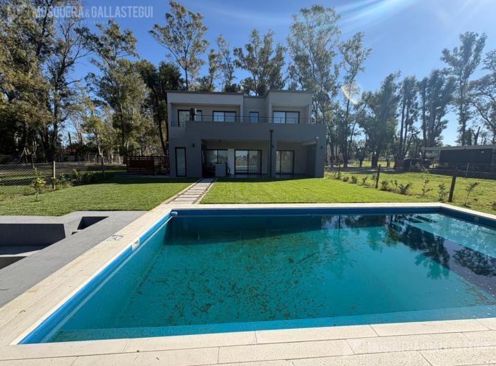 Casa · 170m² · 4 Ambientes · 2 Cocheras