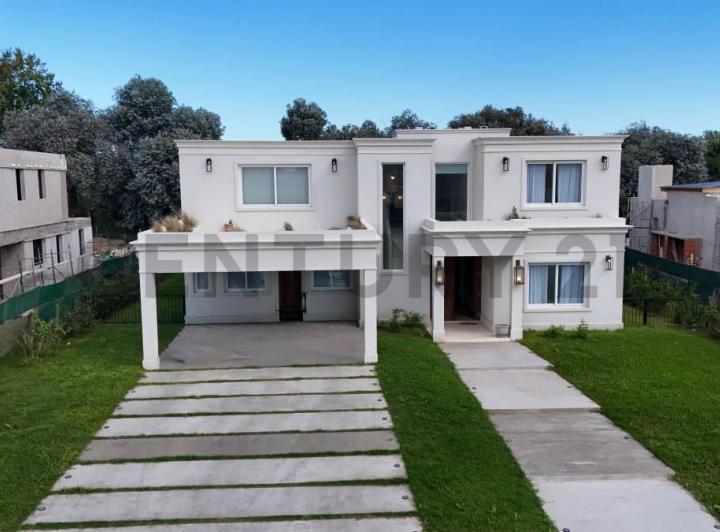 Casa · 300m² · 5 Ambientes · 4 Cocheras