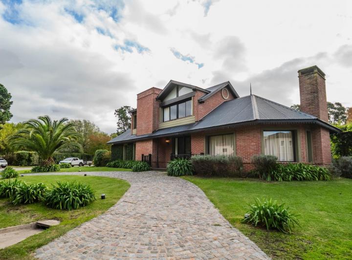 Casa · 233m² · 5 Ambientes · 1 Cochera