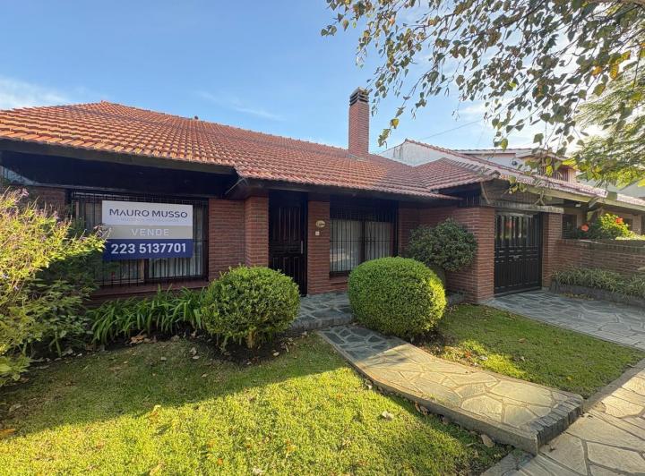 Casa · 210m² · 5 Ambientes · 1 Cochera