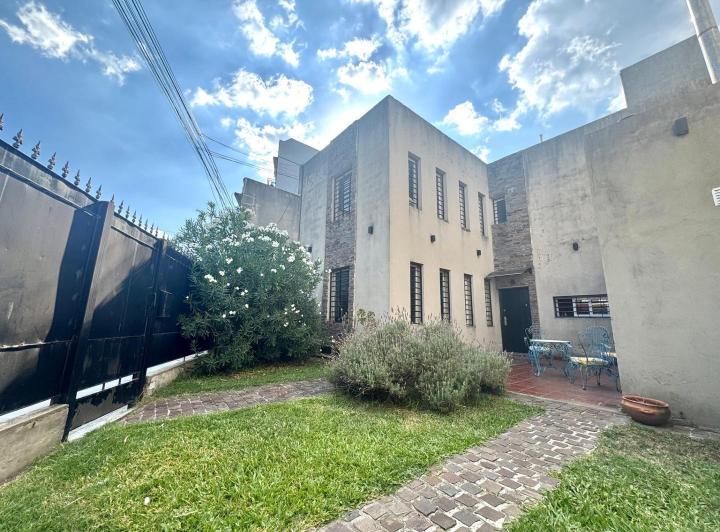Casa · 220m² · 4 Ambientes · 2 Cocheras