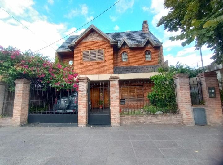Casa · 340m² · 5 Ambientes · 2 Cocheras