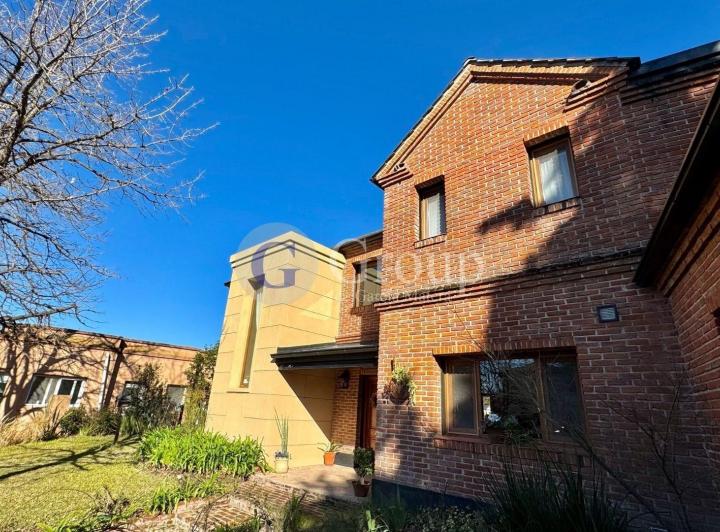 Casa · 301m² · 6 Ambientes · 2 Cocheras