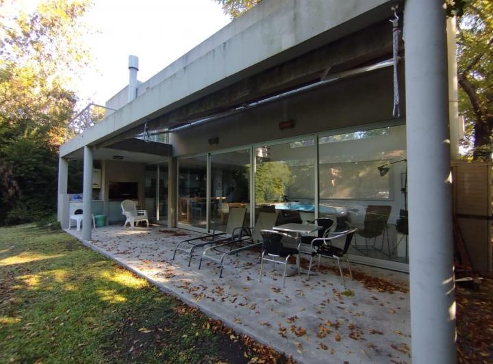 Casa · 160m² · 5 Ambientes · 2 Cocheras