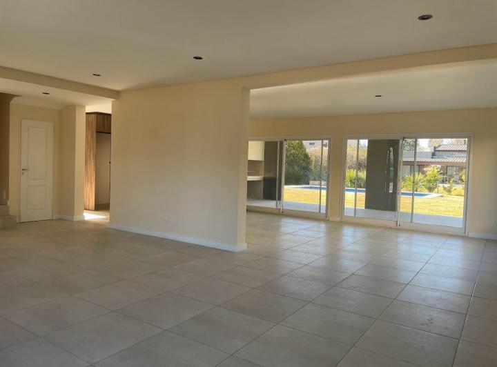 Casa · 280m² · 4 Ambientes · 2 Cocheras
